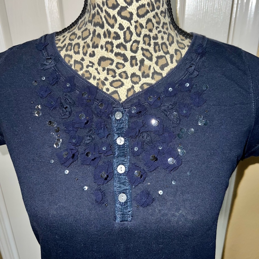 Hollister embellished short sleeve Tee. Size Medium navy blue